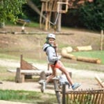 Meisje op een kabelbaan op het speelterrein van Landal Miggelenberg