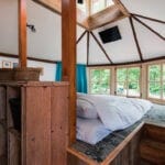 Slaapkamer met uitzicht naar buiten in een boomhut van Landal