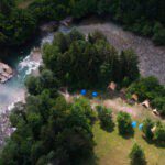 Overzicht van de Camping Naturplac aan de Sloveense rivier de Savinja