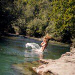 Kind spelend in het water van de Sloveense rivier de Savinja