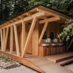 Sanitairgebouw van hout op Camping Naturplac