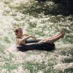 Vrouw aan het drijven op een bad op rivier de Savinja