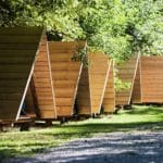 vijf huurhutten onder bomen op een camping in Slovenië