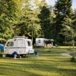 Caravan en een camper op een groen kampeerveld in Slovenië