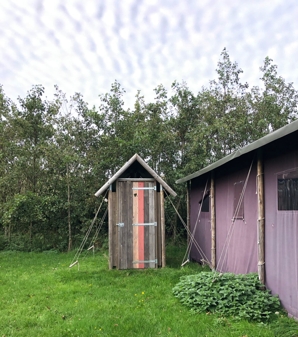 Boerenbed douche naast tent