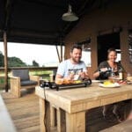 Twee volwassenen aan het eten op de veranda van een safaritent van Landal