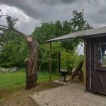 Gekapte boom met een safaritent ernaast op een camping in Frankrijk