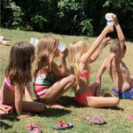 Vier kinderen die een spel spelen met water op een kindvriendelijke camping in Frankrijk