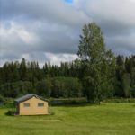 Safaritent op een groen kampeerveld in het zuiden van Zweden