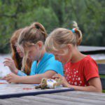 Drie kinderen aan het knutselen op een kindvriendelijke camping in Zweden