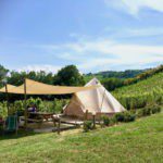 Bell tent met luifel en picknicktafel op Agriturismo Fortuna Verde in de heuvels van Le Marche