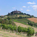 Italiaans dorp op een heuvel in Le Marche