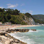 Strand en rotsen aan de Adriatische zee