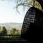 Schommelstoel met uitzicht over de Italiaanse regio Le Marche