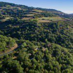 Bovenaanzicht van groene heuvels in Zuid-Franrkijk met hierop een terrassencamping