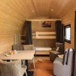 Woon en slaapkamer met tafel en stapelbed in een woodlodge van Landal