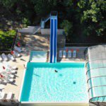 Bovenaanzicht van een zwembad met een glijbaan in Frankrijk