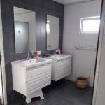 Twee wasbakken met spiegel in het sanitairgebouw van Minicamping Zeeuws Genieten
