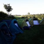 Vijf tenten op een minicamping op Zuid-Beveland