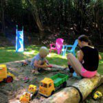 Twee kinderen in een zandbak op kindvriendelijke camping Agriturismo Meriggiare