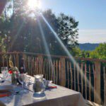 Gedekte tafel voor een safaritent met uitzicht op de Italiaanse regio Piemonte