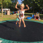 Twee kinderen op een trampoline op een kindvriendelijke camping in Drenthe