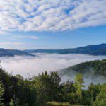 Laaghangende wolken in de heuvels van de Italiaanse regio Piemonte