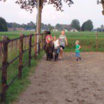 Vier kinderen met een pony op een familiecamping in Drenthe