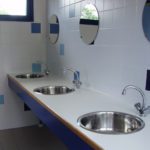 Drie wasbakken in het sanitairgebouw van een camping in Drenthe