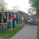 Familie aan het barbecuen voor een vakantiehuisje in Drenthe