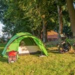 Groene tent op een kampeerveld op Hoeve Springendal
