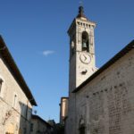 Kerktoren met blauwe lucht in een dorp in Italië