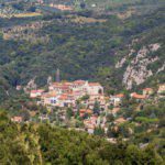 Dorp van boven in de groene heuvels van Umbrië