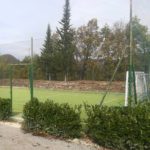 Voetbalveld omringd door bomen in Italië