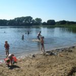 Kinderen zwemmend in een meer bij Camping am Blanksee
