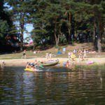 Kinderen spelend aan en in een meer in Duitsland