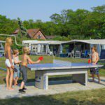 Kinderen aan het tafeltennissen op een kindvriendelijk camping in Nederland