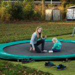 Twee kinderen op een trampoline op een camping in Noord-Brabant