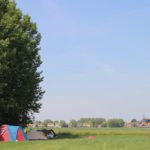 Twee tenten op een kampeerveld op een Groene camping in Noord-Brabant