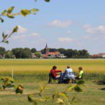 Dir mensen op stoelen op het platteland in het zuiden van Nederland
