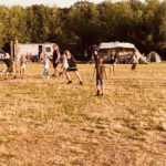 Spelende kinderen op een kampeerveld in het zuiden van Nederland