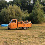 Kinderen in de achterbak van een pick-up op een kampeerveld bij een familiecamping in Brabant