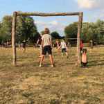 Kinderen op een voetbalveld op een kindvriendelijke camping in Brabant