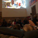 Kinderen die film aan het kijken zijn op een familiecamping in Noord-Brabant