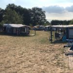 Kampeerveld met vier caravans erop op camping Het Goeie Leven