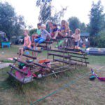 Acht kinderen op een speelautomaat op een kampeerveld in Limburg