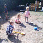 Vier kinderen in een zandbak