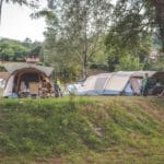 Twee tenten op een heuvel met op de achtergrond een safaritent op Italiaanse camping Rancone Lodges