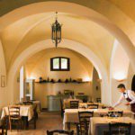 Binnenrestaurant met gedekte tafels op Tendi Tenuta delle Ripalte
