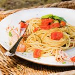 Spagetti met zalm, basilicum en tomaat